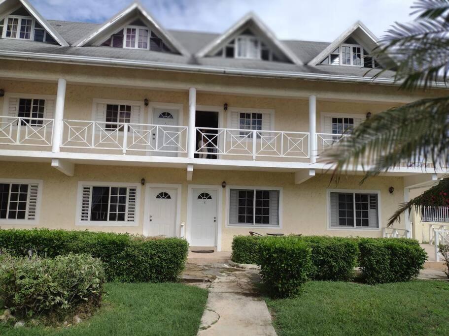 Club Caribbean Apartments Runaway Bay Kültér fotó