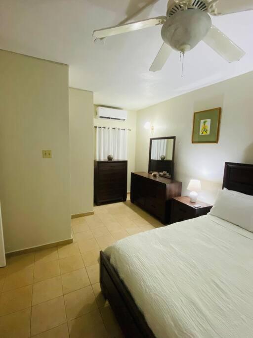 Club Caribbean Apartments Runaway Bay Kültér fotó