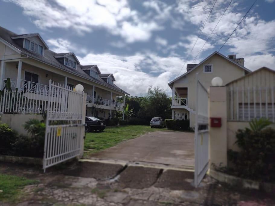 Club Caribbean Apartments Runaway Bay Kültér fotó